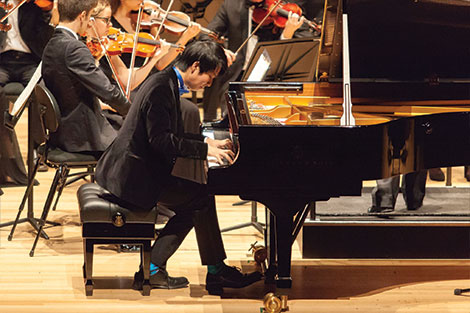 Oscar Wong performing piano concerto