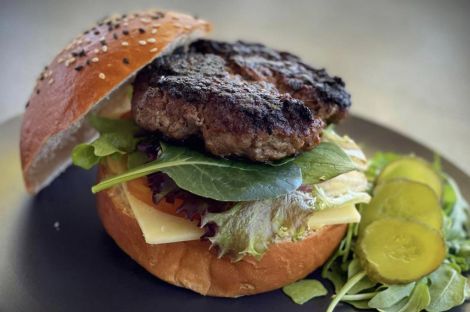 blackout_cafe_burger